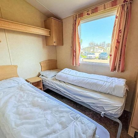 Superb Caravan At Seawick Holiday Park, Sleeps 8 Ref 27202Sw Clacton-on-Sea Exterior photo