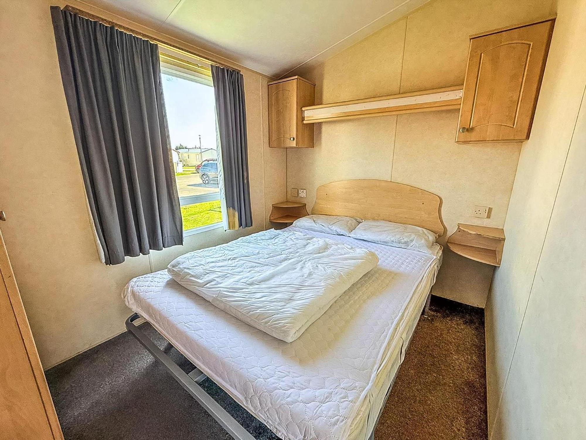 Superb Caravan At Seawick Holiday Park, Sleeps 8 Ref 27202Sw Clacton-on-Sea Exterior photo