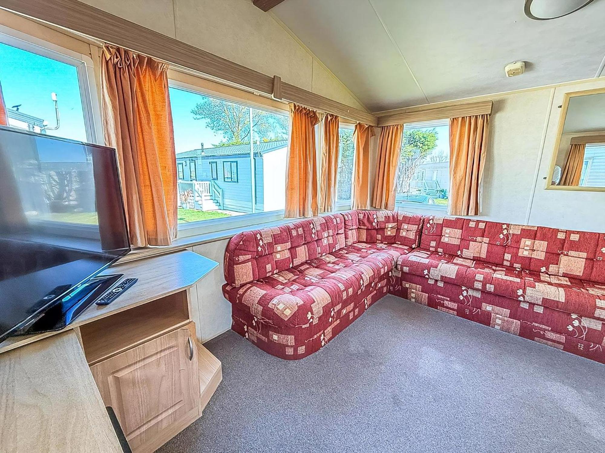 Superb Caravan At Seawick Holiday Park, Sleeps 8 Ref 27202Sw Clacton-on-Sea Exterior photo